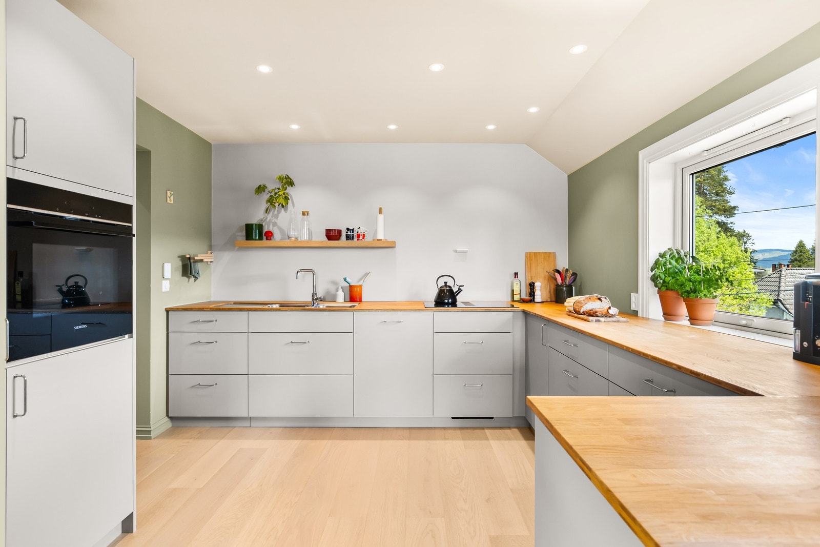 Kjøkkenet er nytt og fremstår moderne og stilrent med innredning fra Kvik. Galleribilde