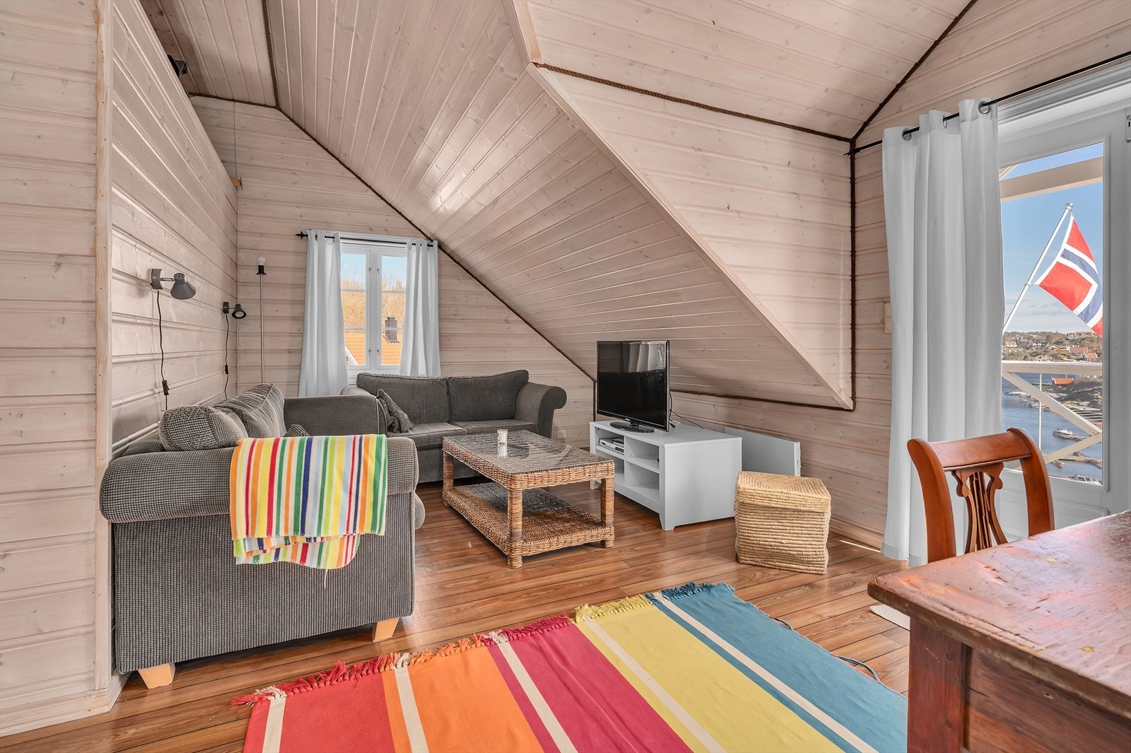 Loftstue med utgang balkong. Galleribilde