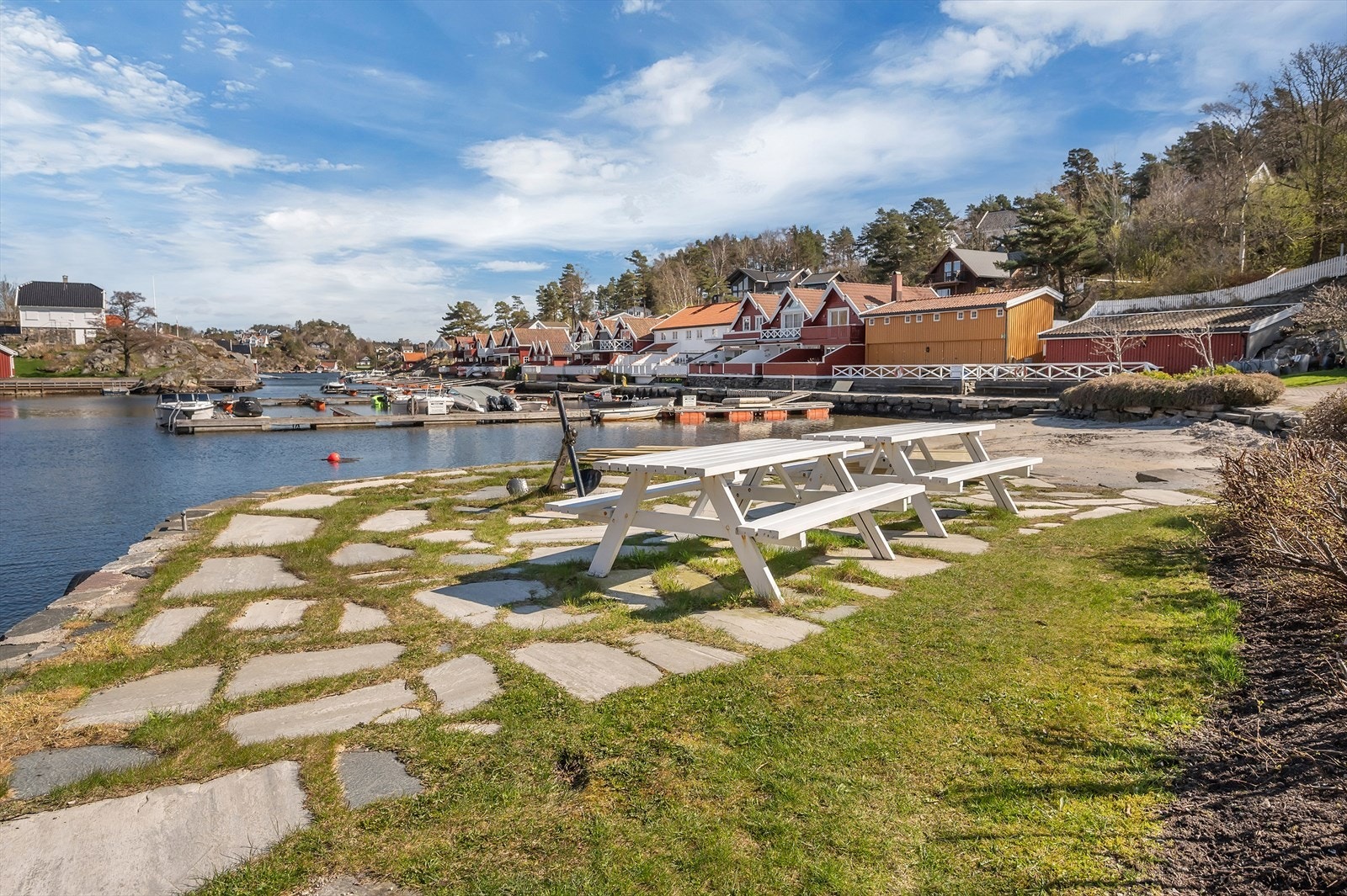 Hyggelig felles plass ved sandstranden. Galleribilde