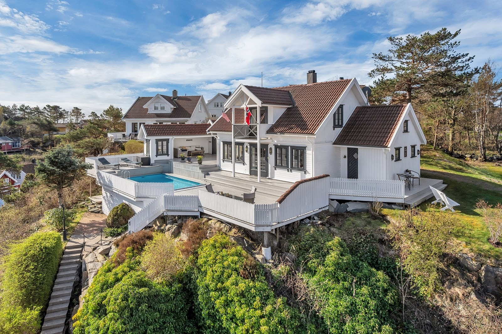 Stort uteområde med svømmebasseng og utestue. Galleribilde