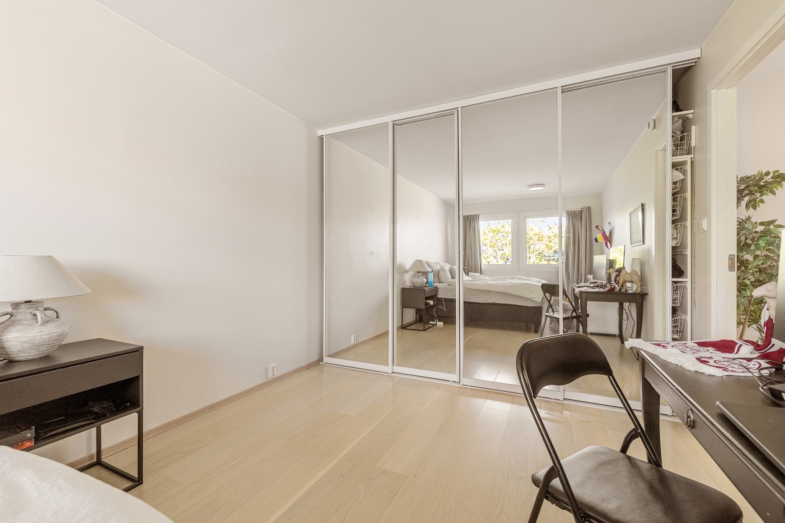 Hovedsoverommet er svært romslig og har plass til dobbeltseng og er innredet med skyvedørsgarderobe med god skapplass Galleribilde