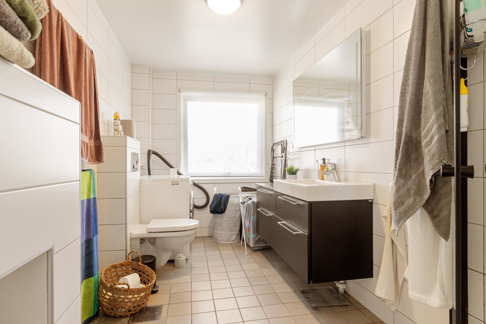 Det er informert om at badet er oppgradert i 2017. Badet har flis på gulv og flis på vegger. Malt overflate i himling Galleribilde