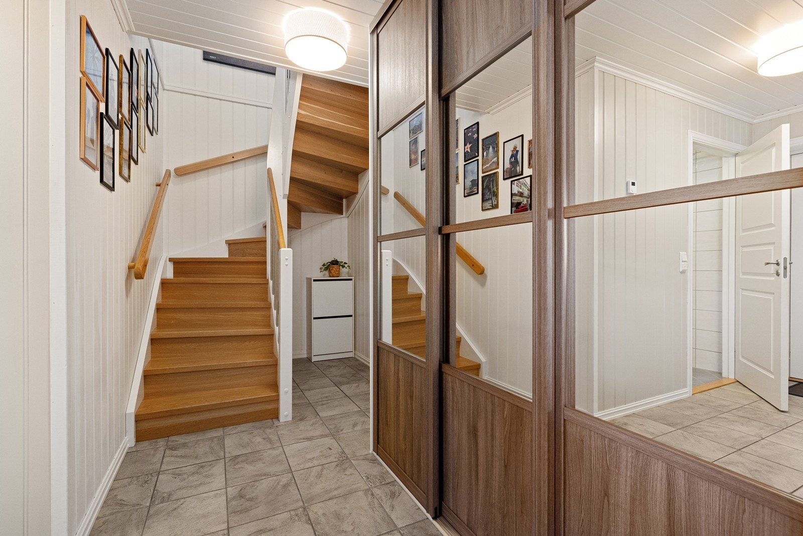 I gangen er det en stor skyvedørsgarderobe med god plass til å henge fra seg yttertøyet. Galleribilde