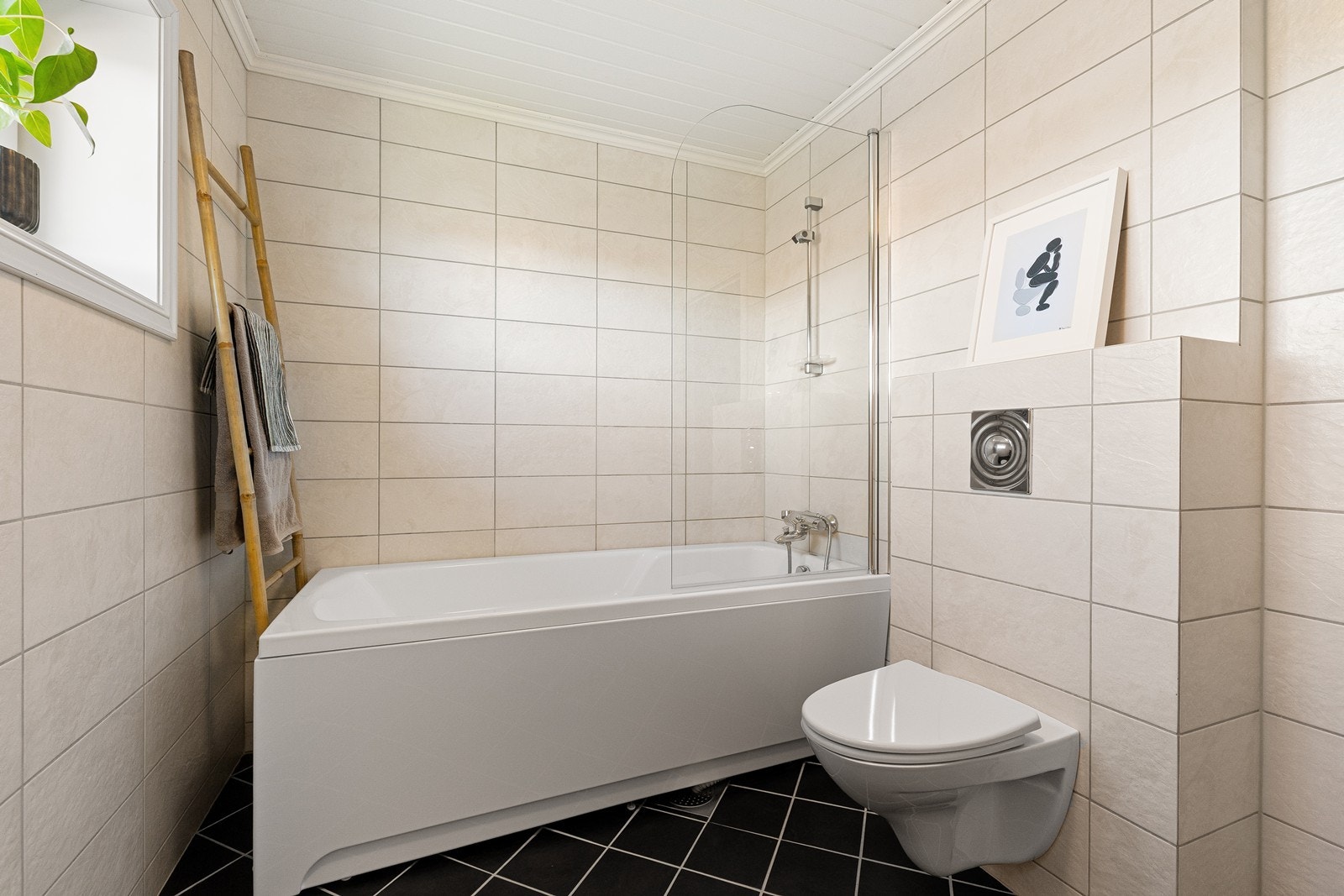 Pent flislagt bad med gulvvarme i 2. etasje. Galleribilde