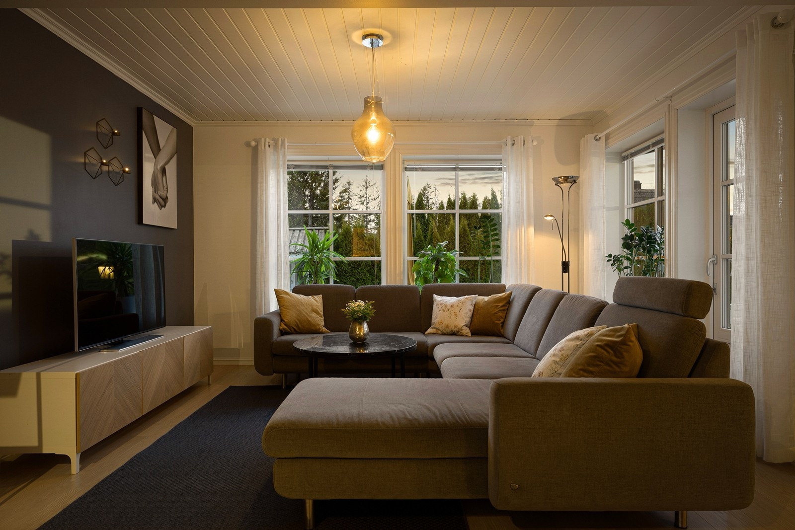 Stuen har adkomst til terrassen og hagen via terrassedør. Galleribilde