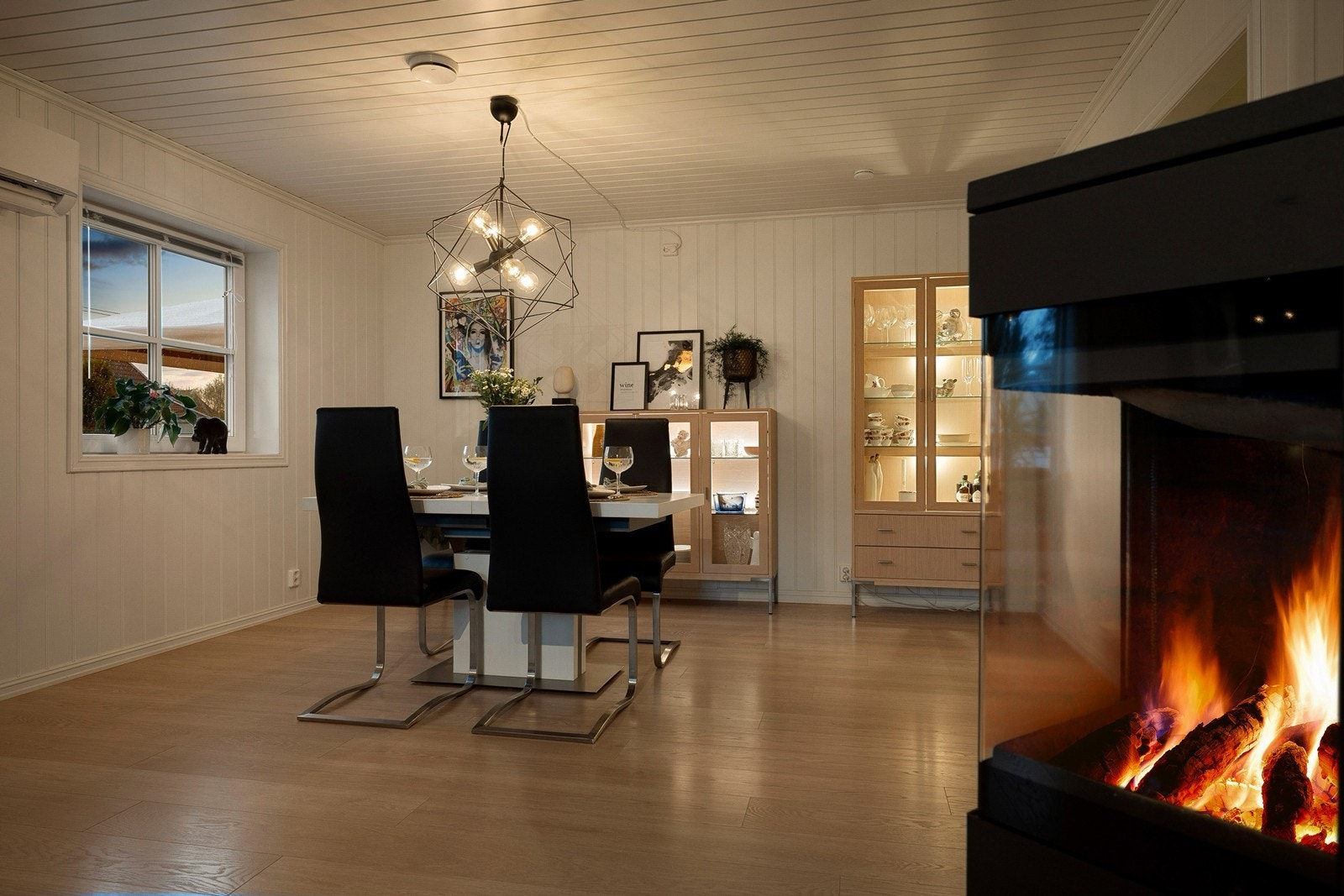 Spisestue og vedovn. Galleribilde