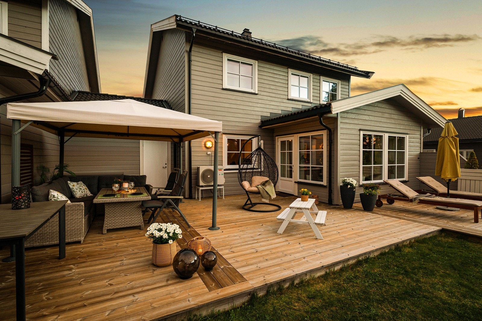 Boligen har en stor terrasse på baksiden med tilkomst fra stuen. Galleribilde