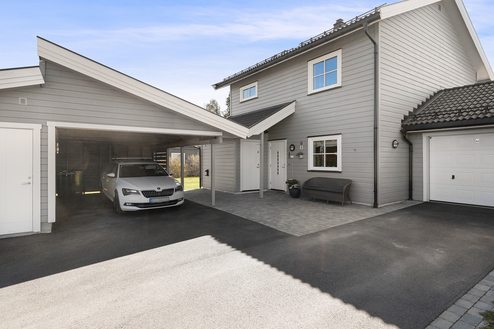 Det er bod både tilknyttet carporten og ved inngangsparti. Fint inngangsparti med beleggningsstein. Velkommen inn! Galleribilde