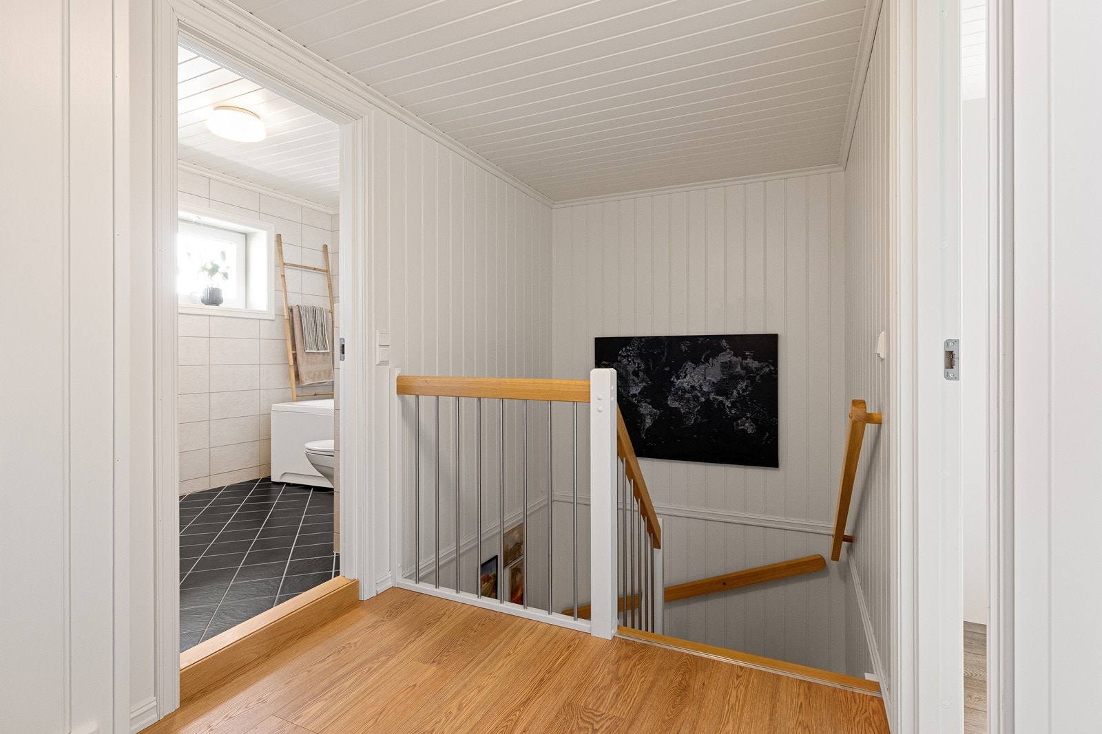 I boligens 2. etasje er det 4 soverom, bod og bad. Galleribilde
