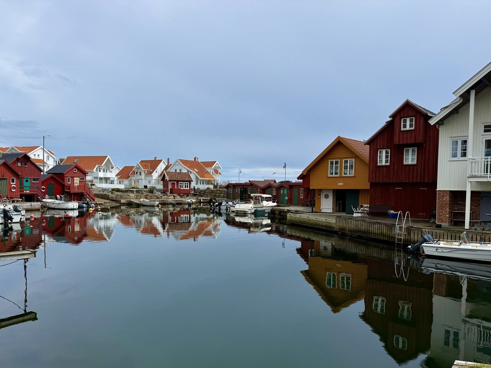 Indre Lillehavn, en koselig havn med sjøbuer. Galleribilde