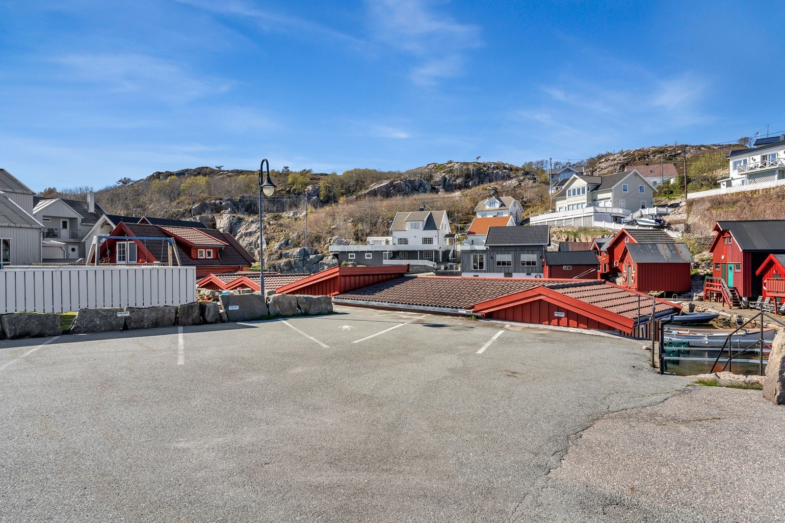 Det er parkeringsmuligheter i tilknytning til sjøboden og havna. Galleribilde