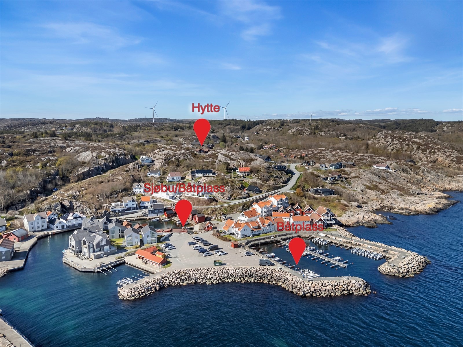 Oversiktsbilde som viser plasseringen av hytta, sjøboden og de to båtplassene. Galleribilde