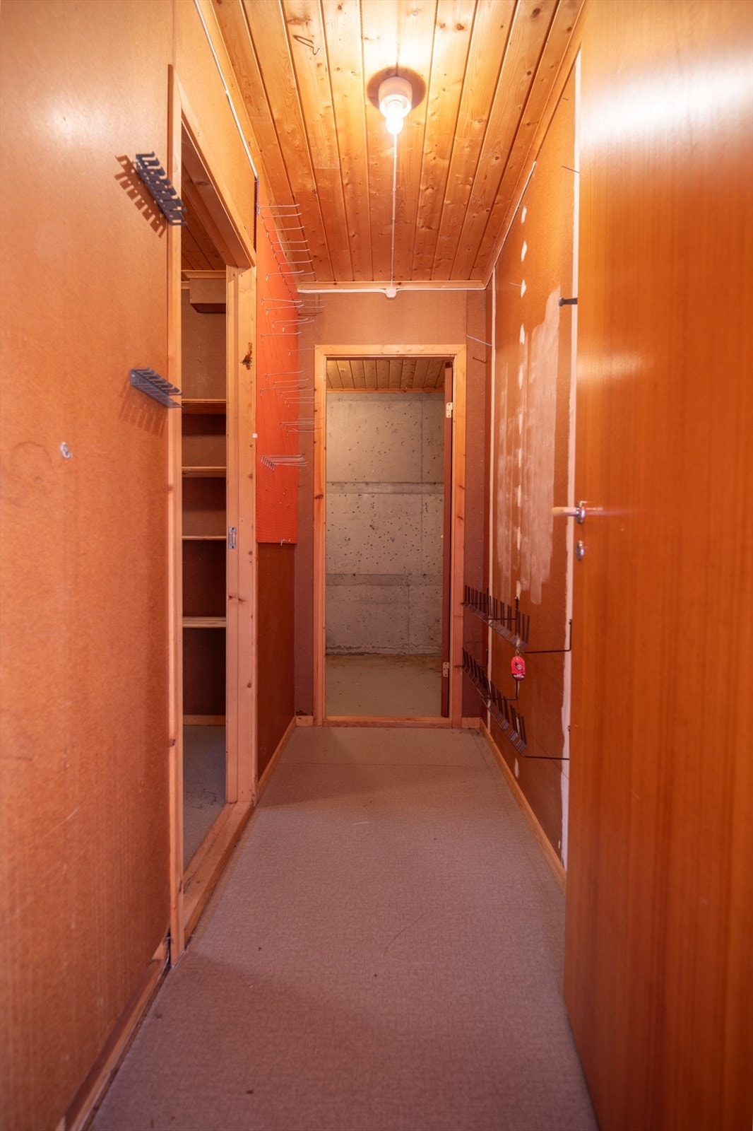 Det er rikelig med bodplass i underetasjen. Galleribilde