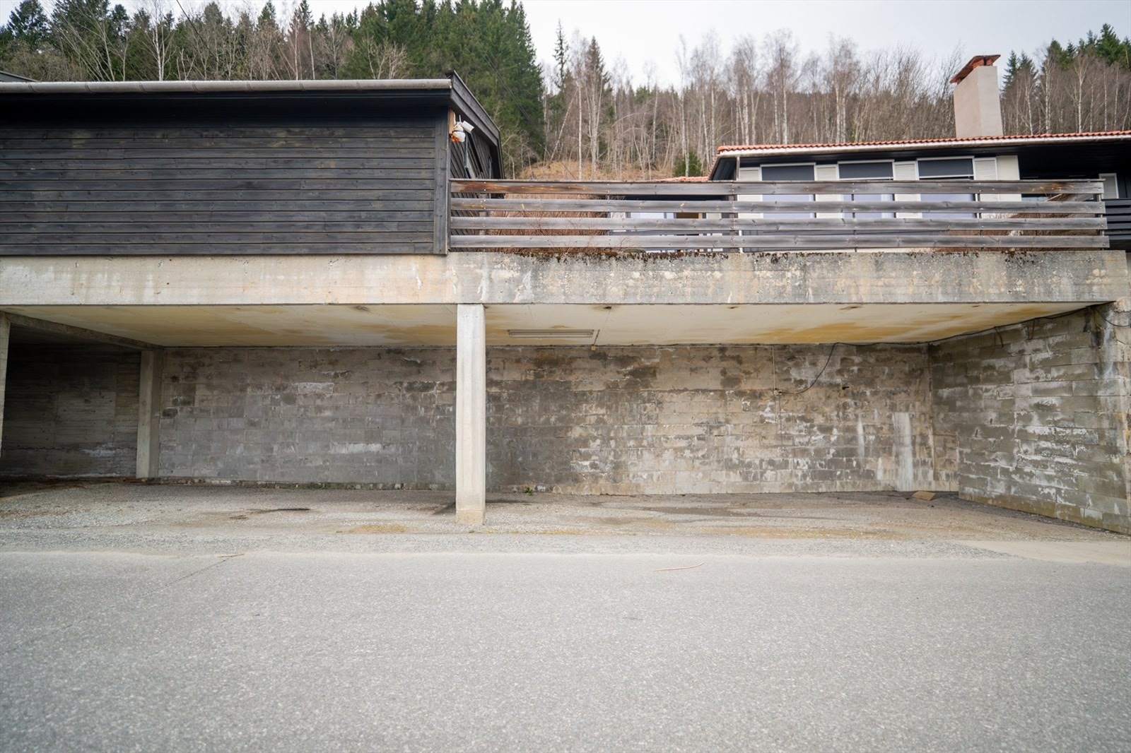 Carport med plass til flere biler. Galleribilde
