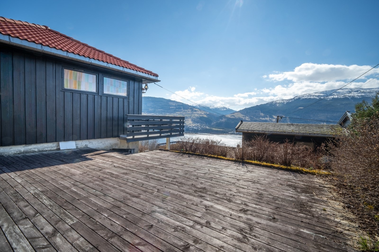Stor terrasse med herlig utsikt og gode solforhold. Galleribilde