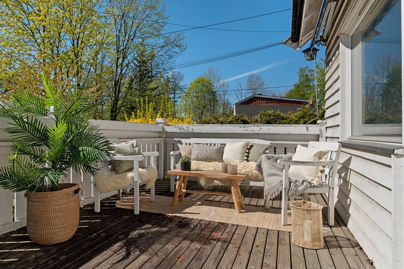 Fra stuen er det utgang til en sydvestvendt terrasse på ca. 16 m². Galleribilde