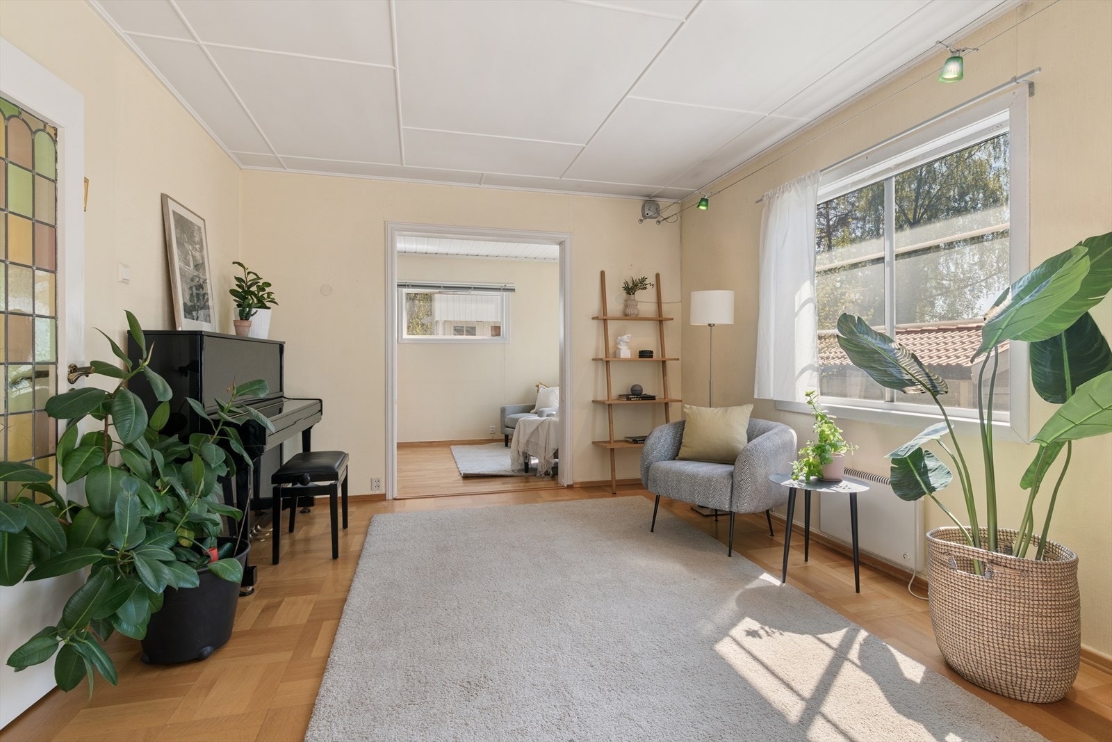 Oppholdsrommets utforming gir gode muligheter for naturlig soneinndeling. Galleribilde