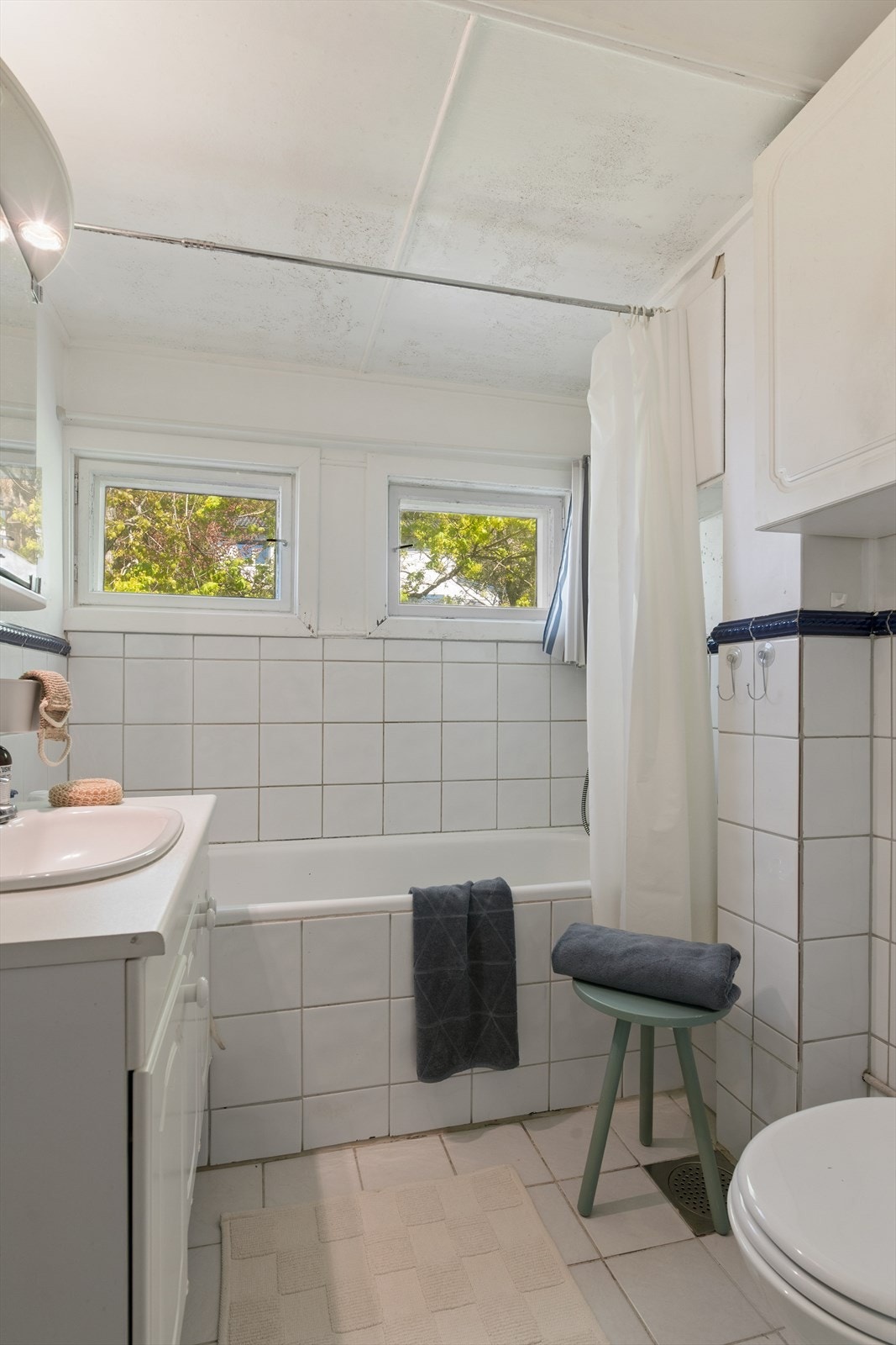 Badet i andre etasje har flislagt gulv og en kombinasjon av fliser og malte, slette overflater på vegger. Galleribilde