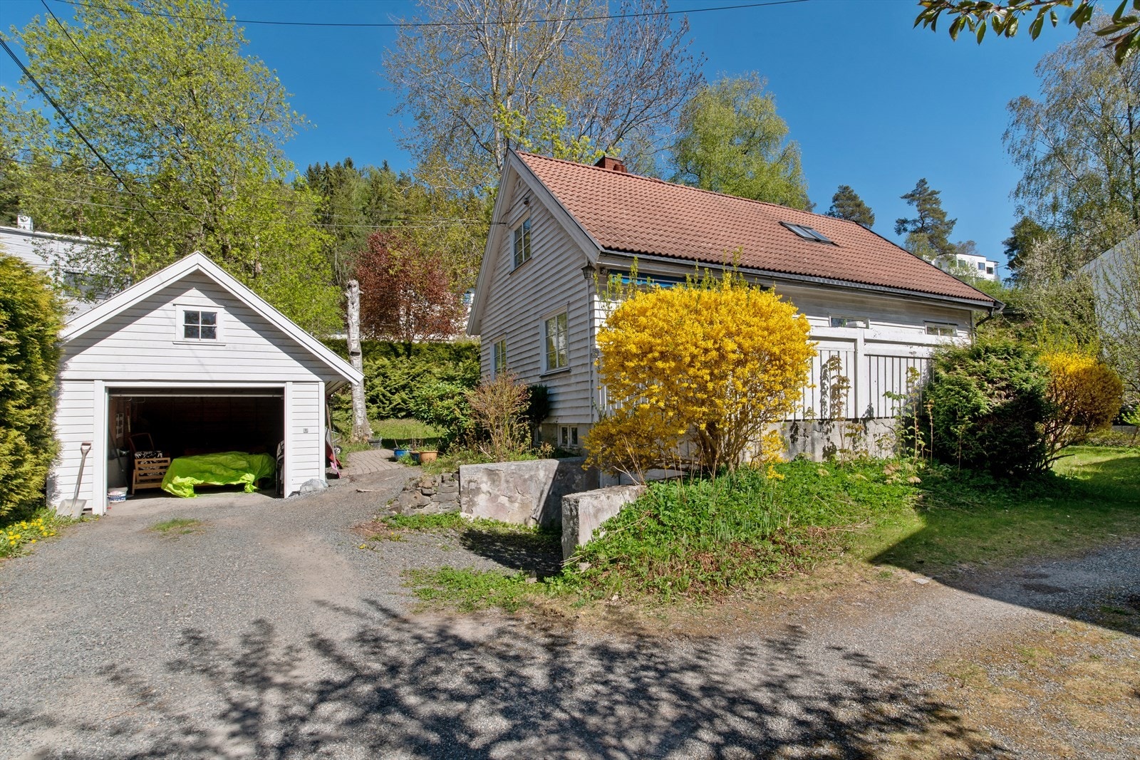 Eiendommen har en tilknyttet garasje på ca. 13 m² og en frittstående garasje på omtrent 18 m². Galleribilde