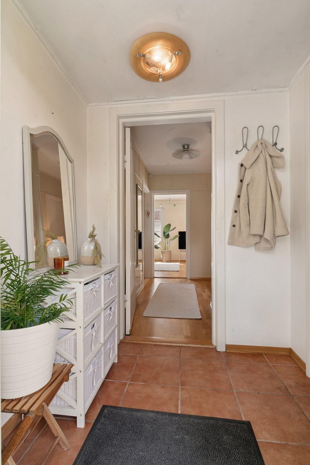 Entré med plass til oppbevaring av yttertøy og sko i praktisk garderobe. Galleribilde