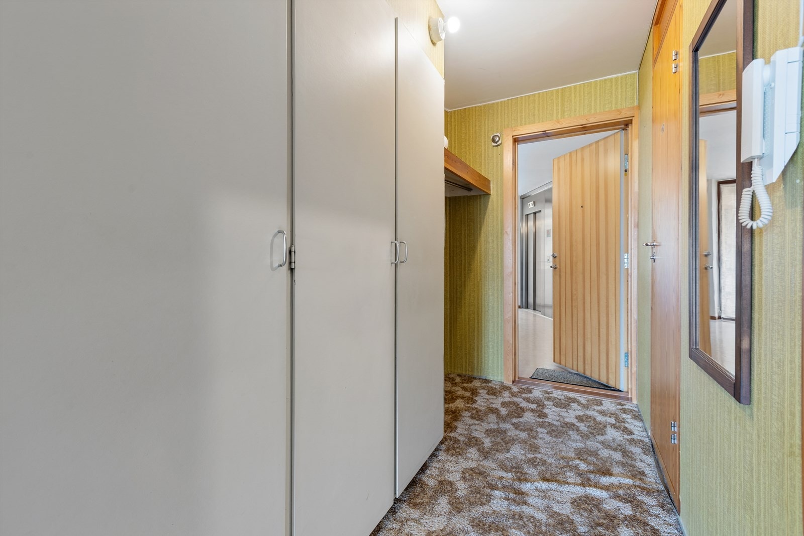 Trivelig entrè som ønsker deg velkommen inn, god plass til å henge fra seg ytterklær. Porttelefon. Galleribilde