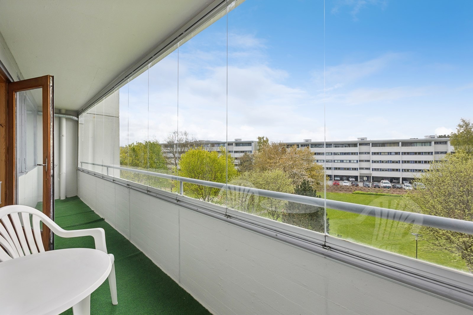 Den innglassede balkongen på 9 m² fungerer som en forlengelse av stuen og gir en lun uteplass. Galleribilde