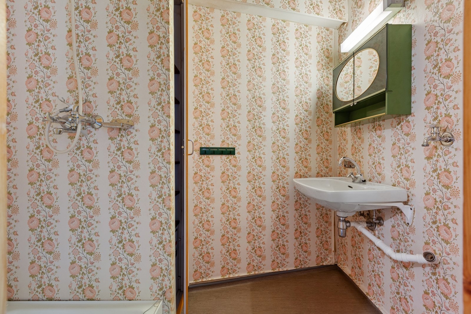 Badet er fra byggeår. Veggene har våtromstapet/belegg og gulvet har vinylbelegg. Galleribilde