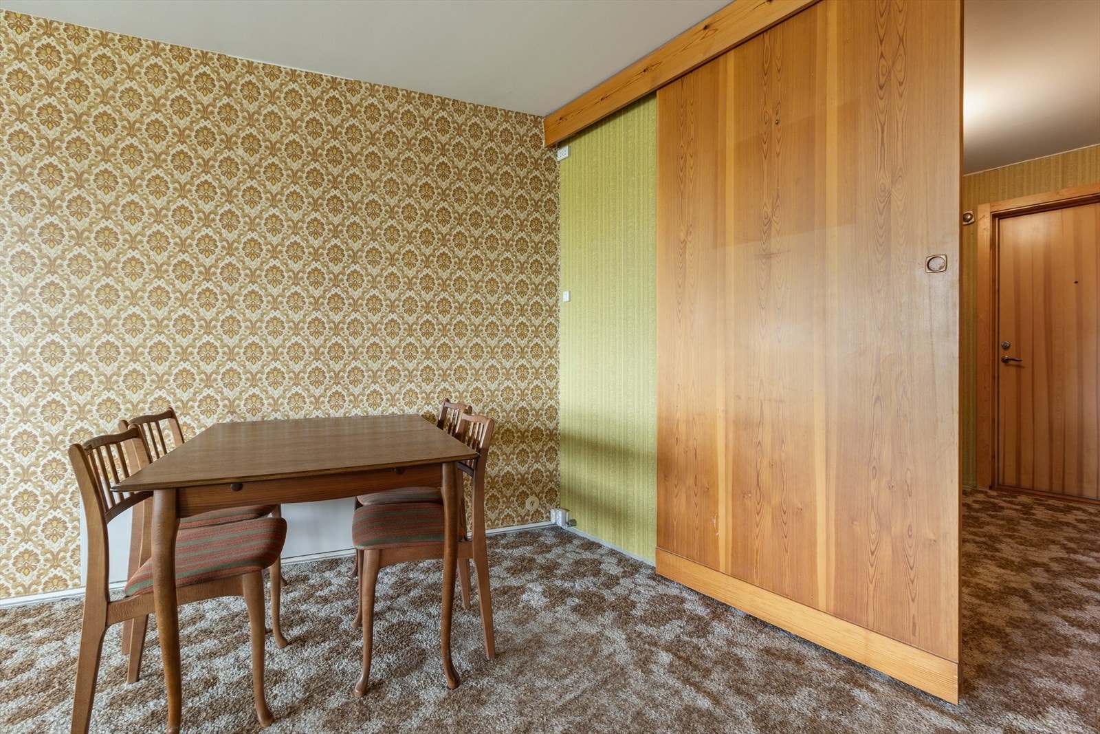 Det er god plass til en egen spisedel i tilknytning til kjøkkenet. Galleribilde