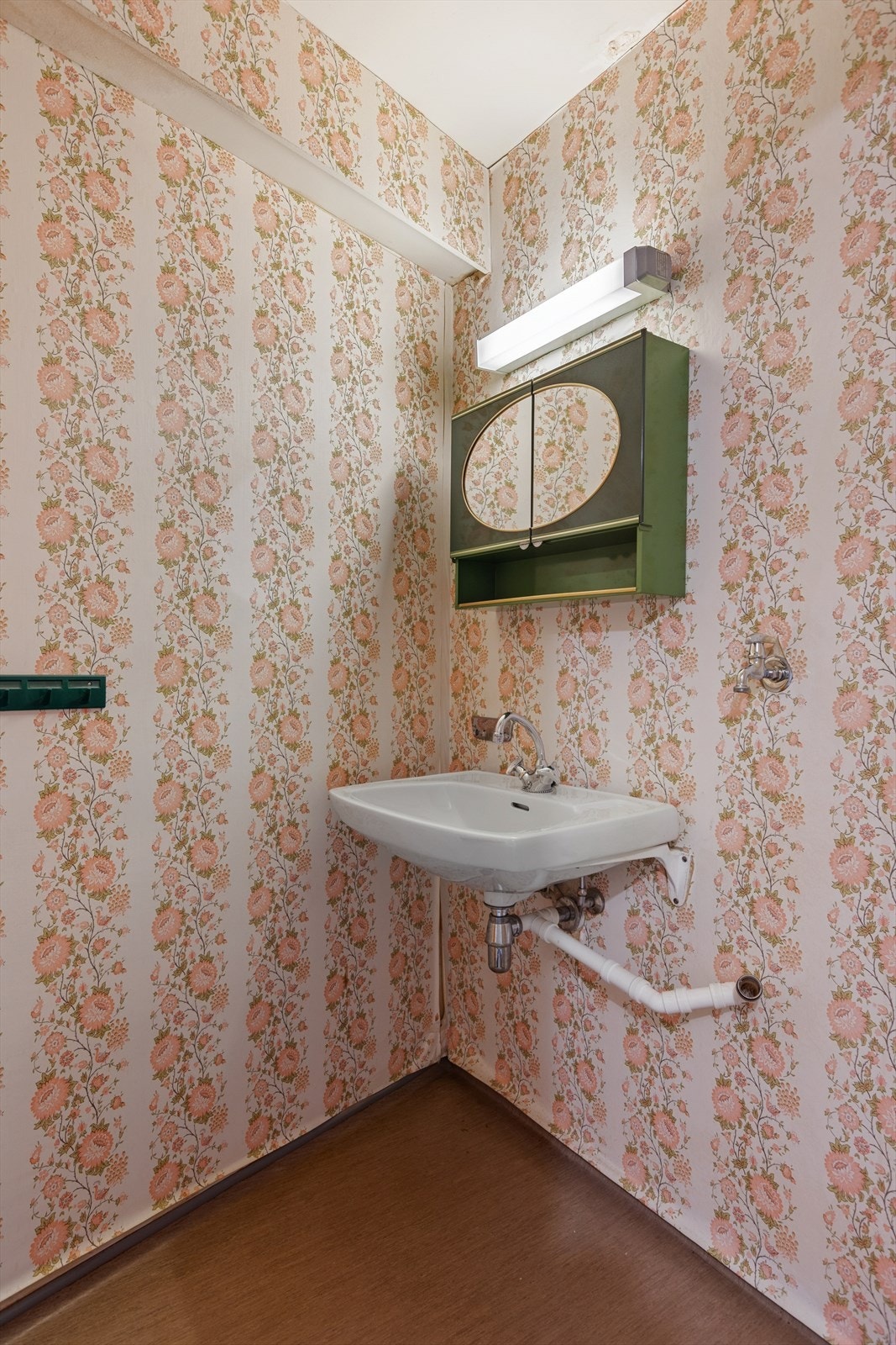 Rommet har dusjkabinett og servant. Mekanisk avtrekk. Rommet har et vesentlig oppgraderingsbehov (TG3 i rapporten). Galleribilde
