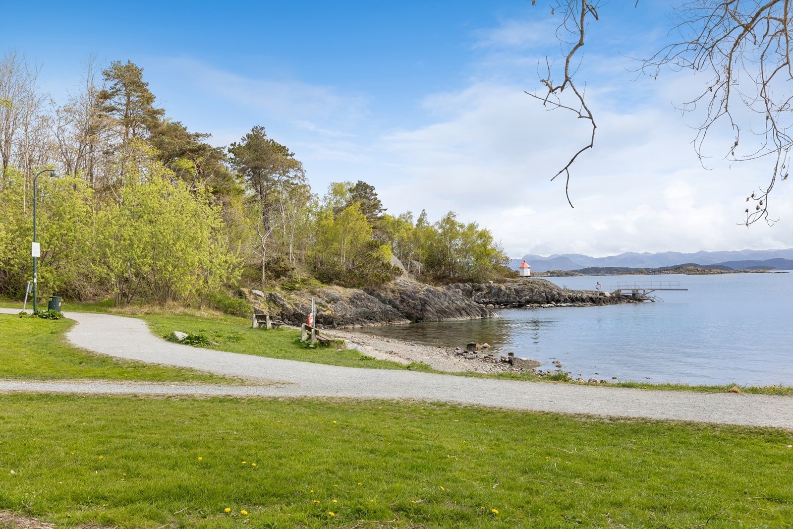 I kort avstand fra leiligheten finner man Hafrsfjord med flotte turstier, badeplasser og populære rekreasjonsområder ved Møllebukta. Galleribilde