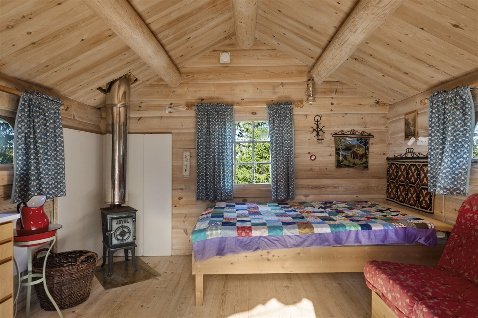 Meget hyggelig innredet anneks med soveplasser. Galleribilde