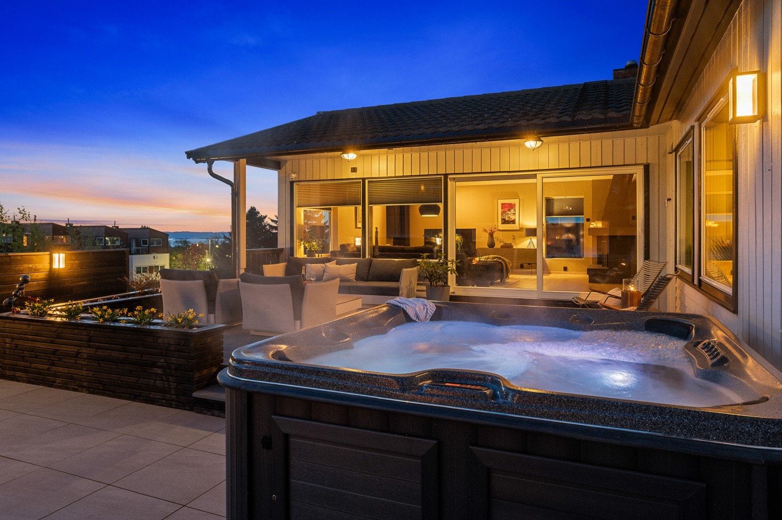 Jacuzzi (2021) med saltvannsanlegg står sentralt men skjermet til på terrassen mot ettermiddag- og kveldssol. Galleribilde