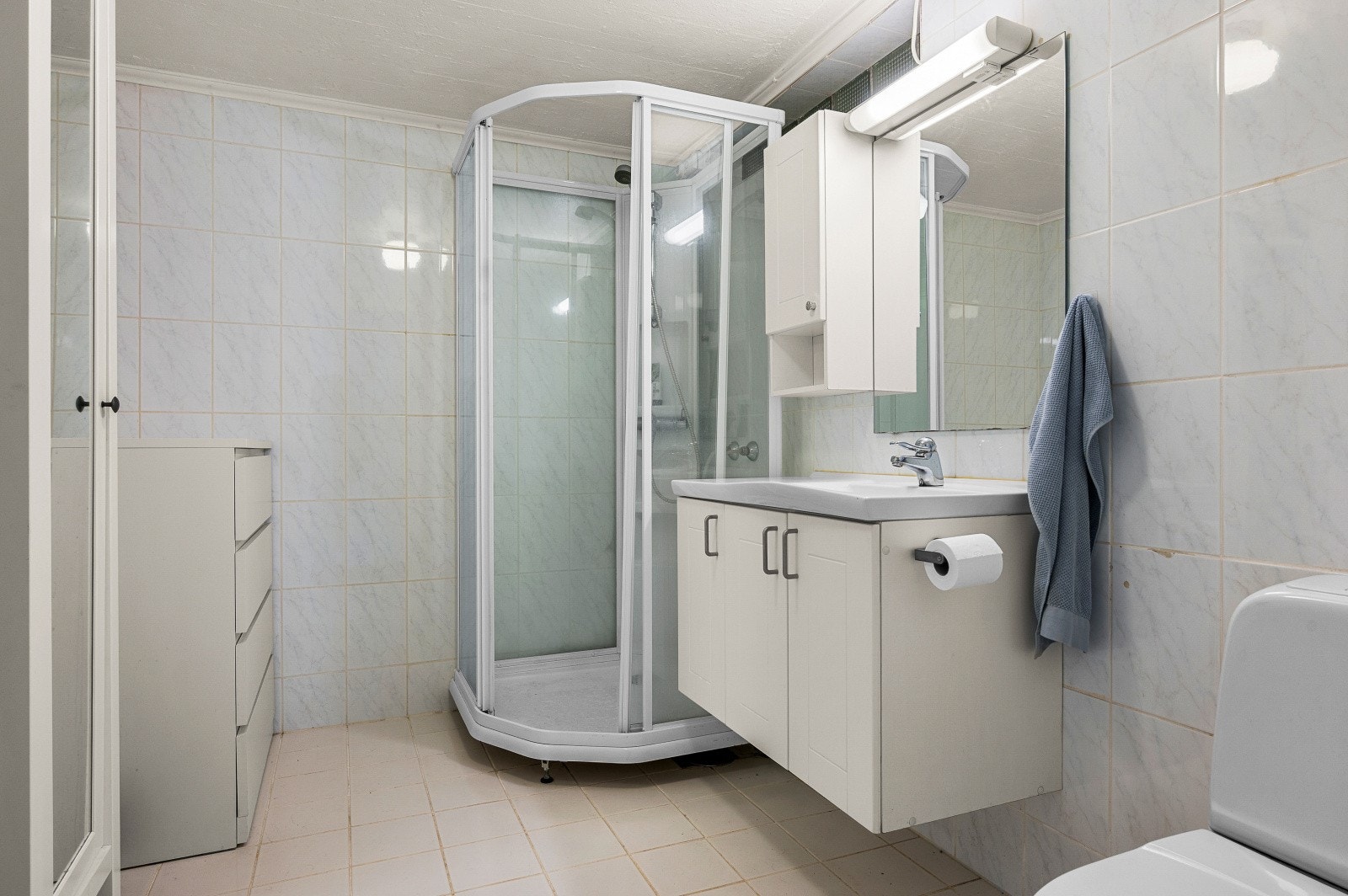 Baderom i sokkelleiligheten er utstyrt med flislagt gulv, dusjkabinett og servantskap. Badet er ikke godkjent. Se pkt. ferdigattest. Galleribilde