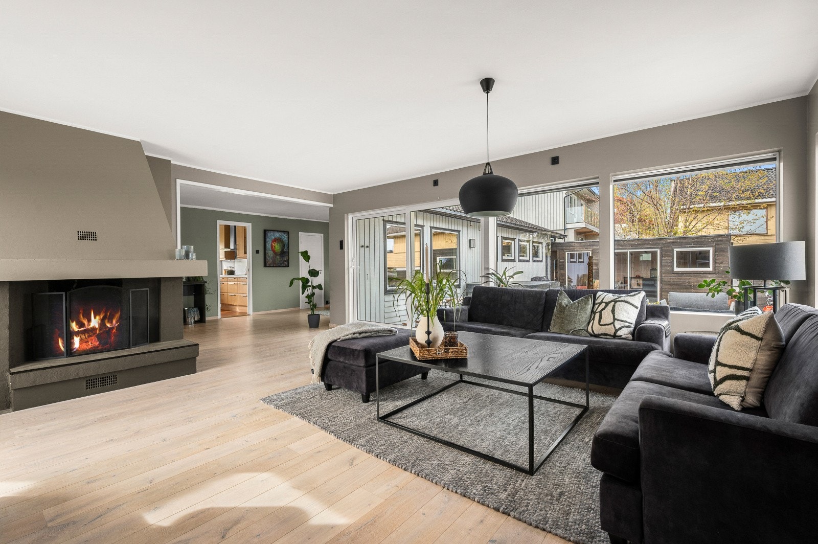 Stor og god stue med peis, plass til en stor sofagruppe og godt med lysinnslipp. Galleribilde