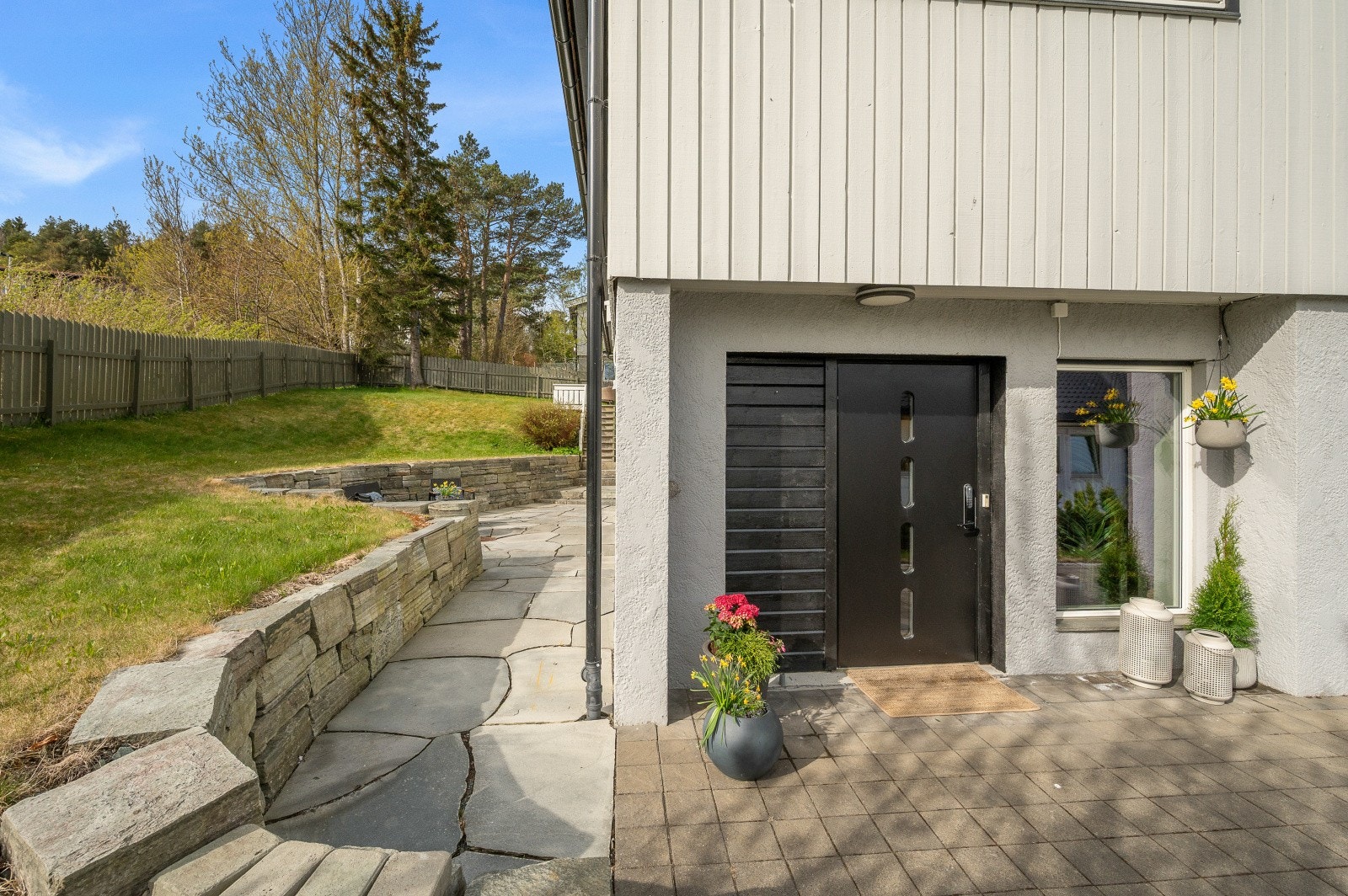 Steinlagt inngangsparti for hoveddel Galleribilde
