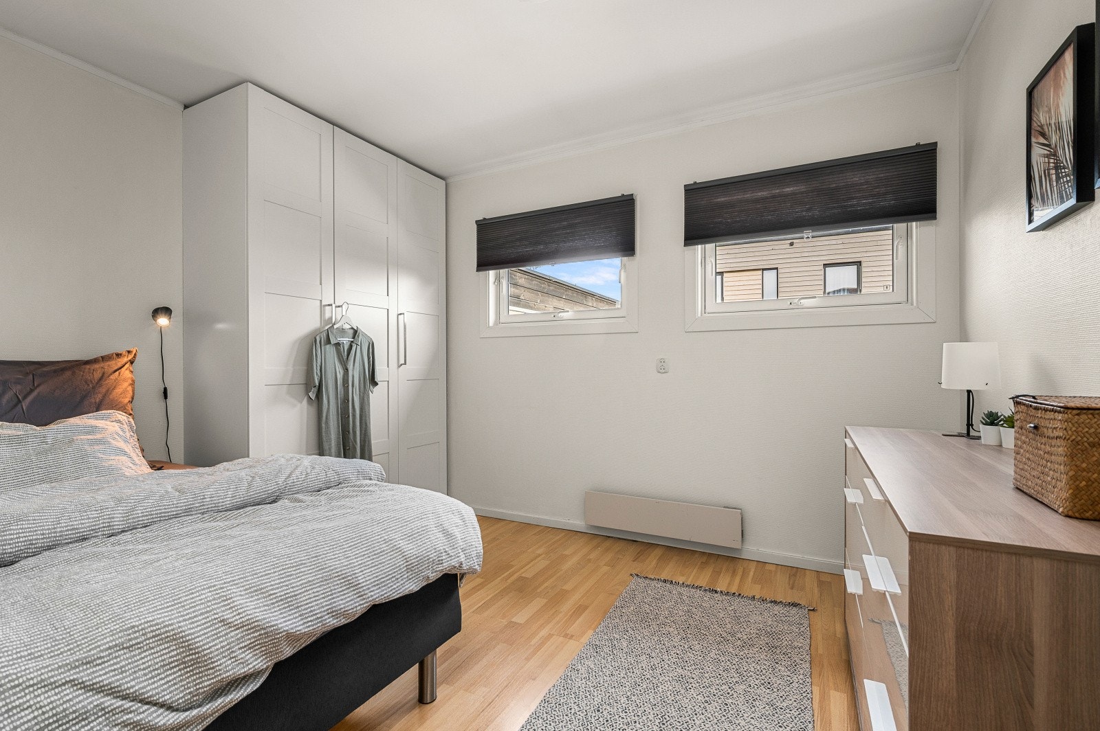 Soverom 3 på 12,5 kvm., med god plass til seng, garderobeskap og arbeidspult. Galleribilde