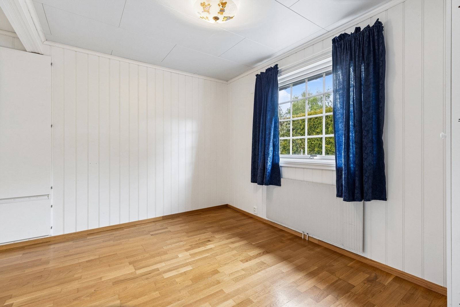 Et lyst og trivelig soverom med plass til seng og oppbevaring. Ettersom man har 4 soverom i hovedetasjen og et i u. etg. er dette et hus som egner seg godt for store familier. Dette rommet har innebygde skap. Galleribilde