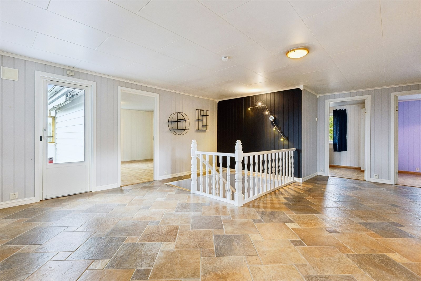 Hallen har gulvvarme som gir en behagelig velkomst. Det er utgang til terrassen fra hallen. Galleribilde