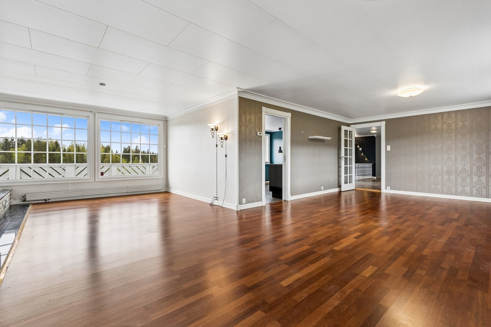 Fra stuen er det utgang til en vestvendt terrasse på ca. 31 m² via en heve-/skyvedør. Galleribilde