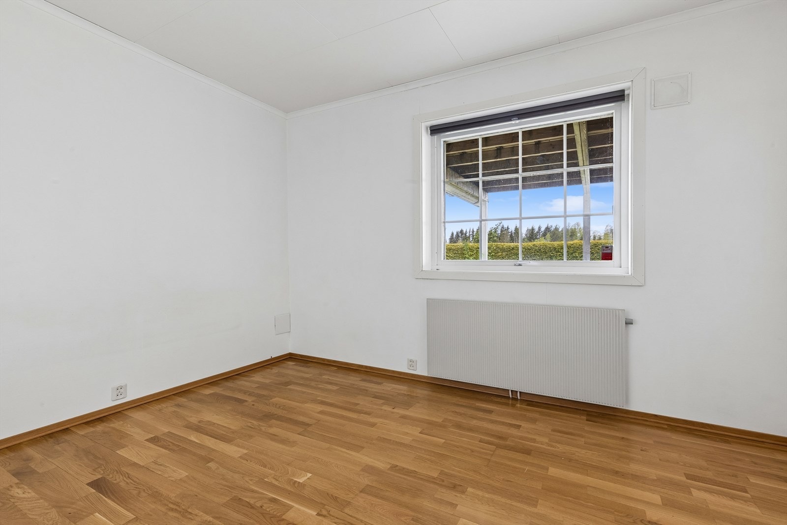 Soverom i underetasjen med laminat på gulv. Galleribilde