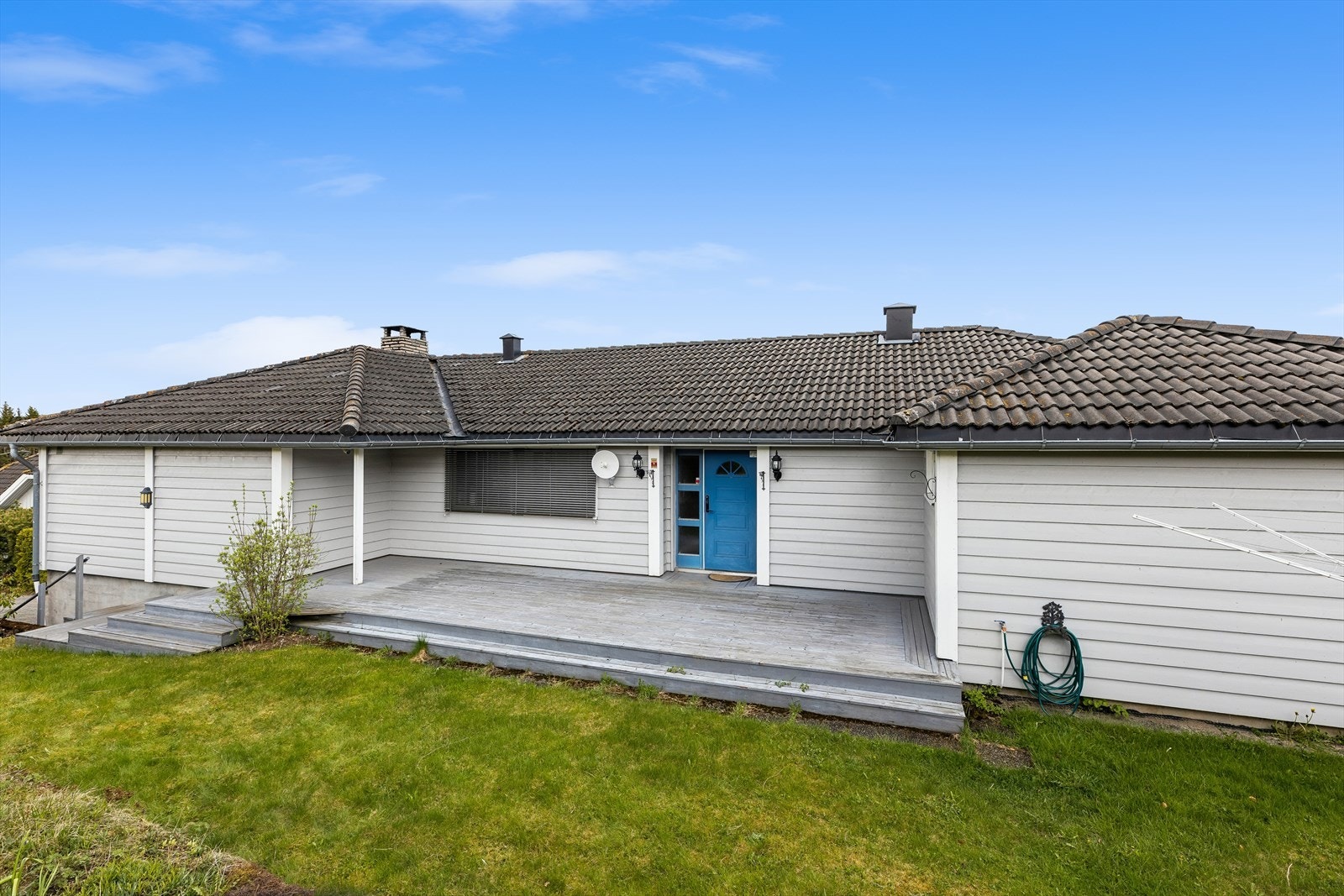Inngangspartiet har en stor, østvendt treterrasse på ca. 32 m². Galleribilde