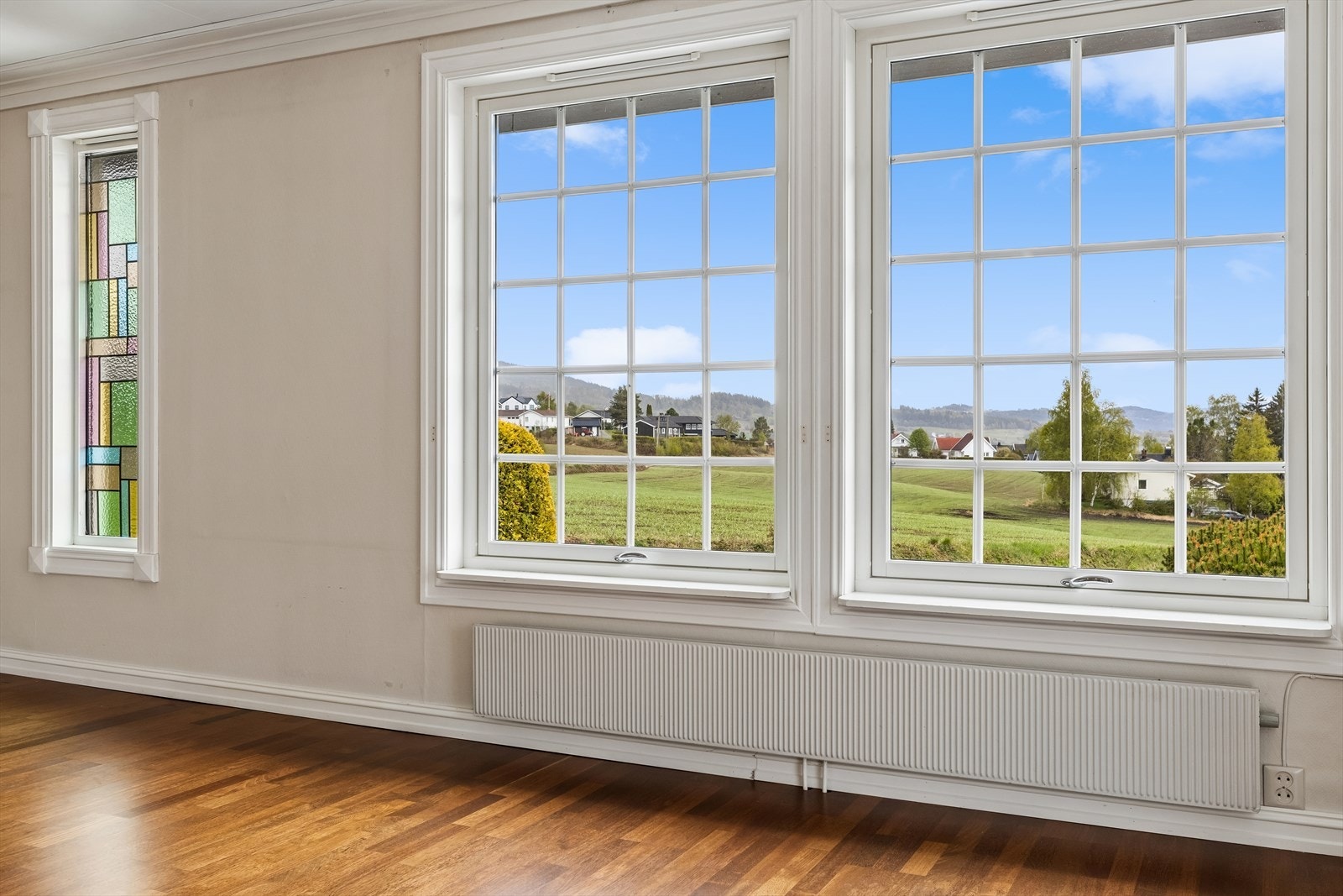 Vinduene rammer inn den landlige utsikten. Galleribilde