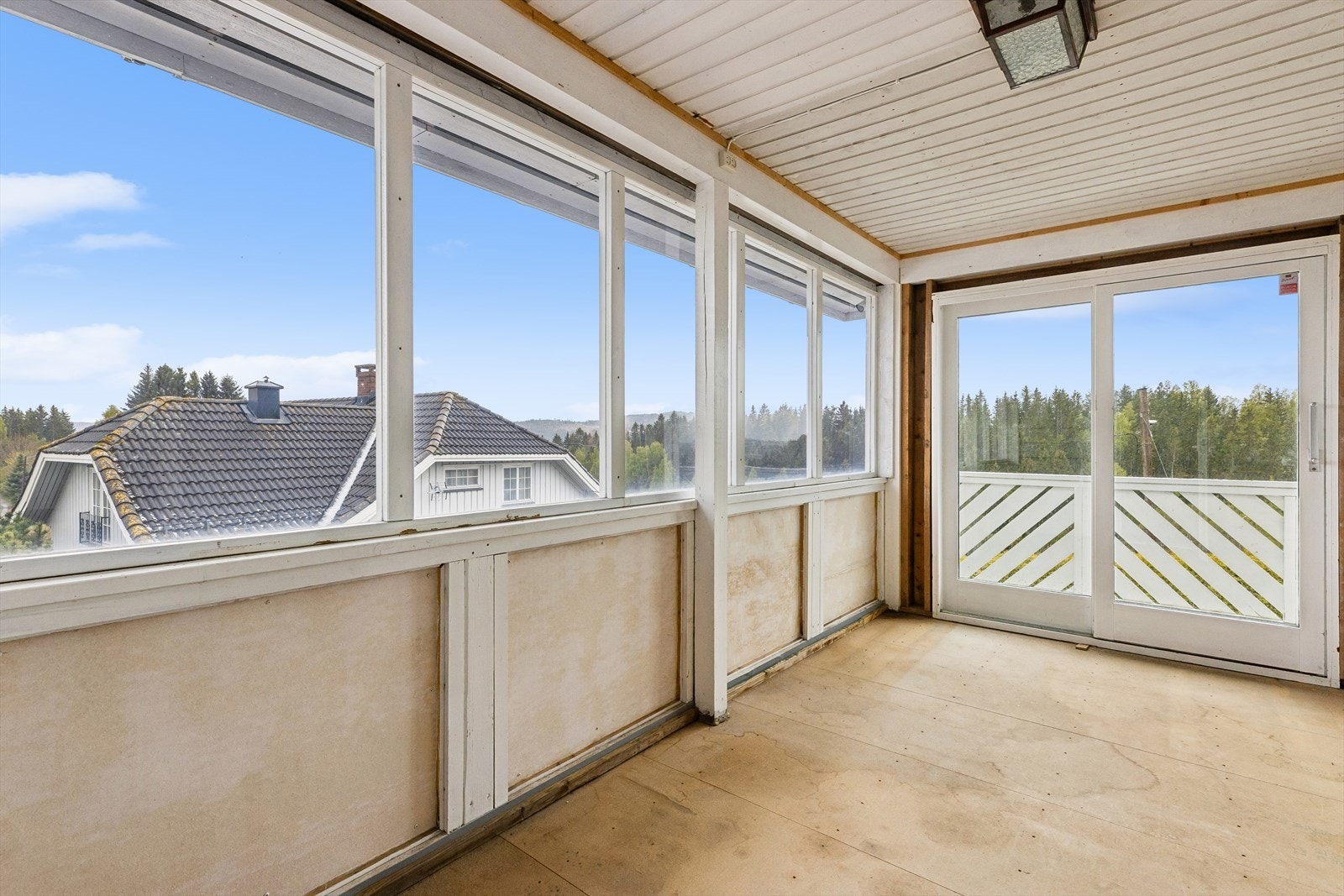 Innglasset balkong på 9 m² som forlenger sesongen. Fra denne er det videre tilgang til resten av terrassen. Galleribilde