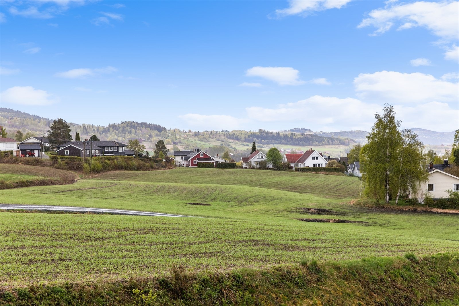 Eiendommen ligger i et veletablert boligområde med spredt bebyggelse, kun en kort kjøretur fra Gran sentrum. Det er flott turterreng rett utenfor døra. Galleribilde