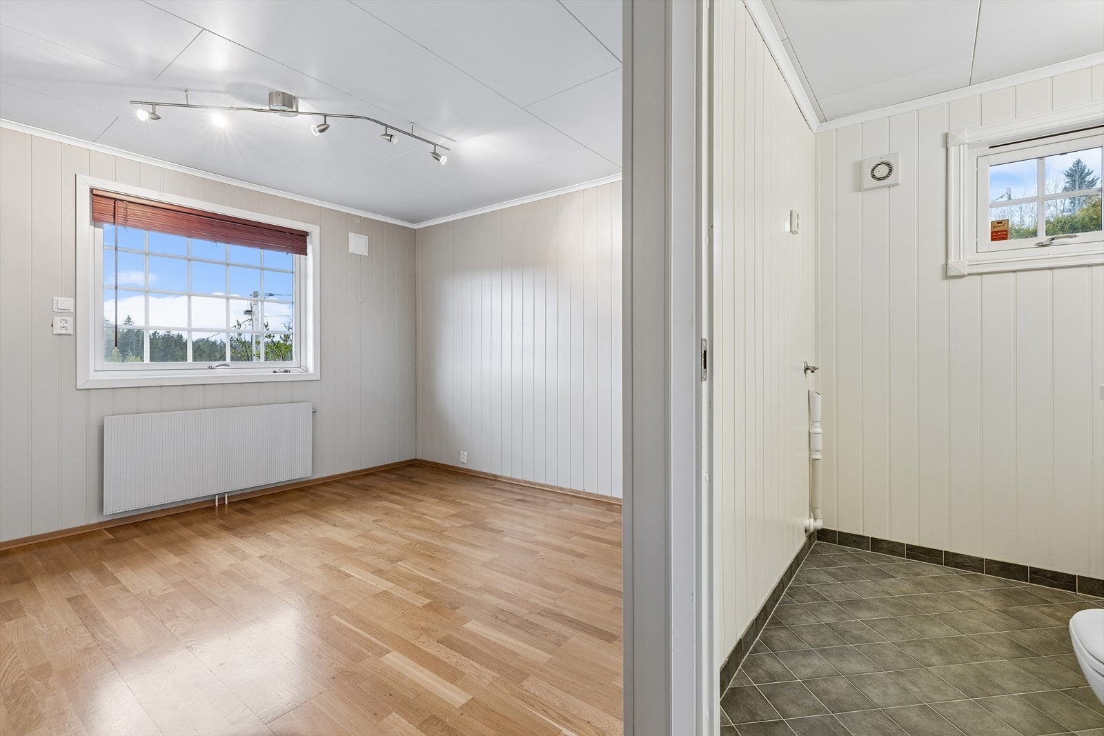 Fra dette rommet har man inngang til eget toalettrom hvor det også er opplegg for vaskemaskin. Galleribilde