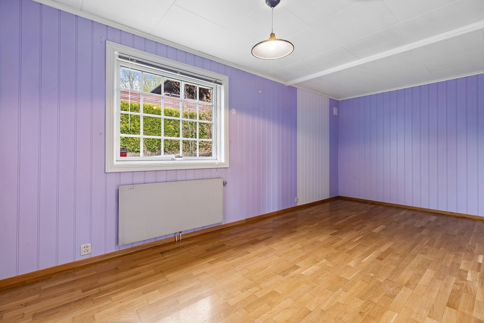Soverommene i første etasje har parkett på gulv og mdf plater på veggene. Galleribilde
