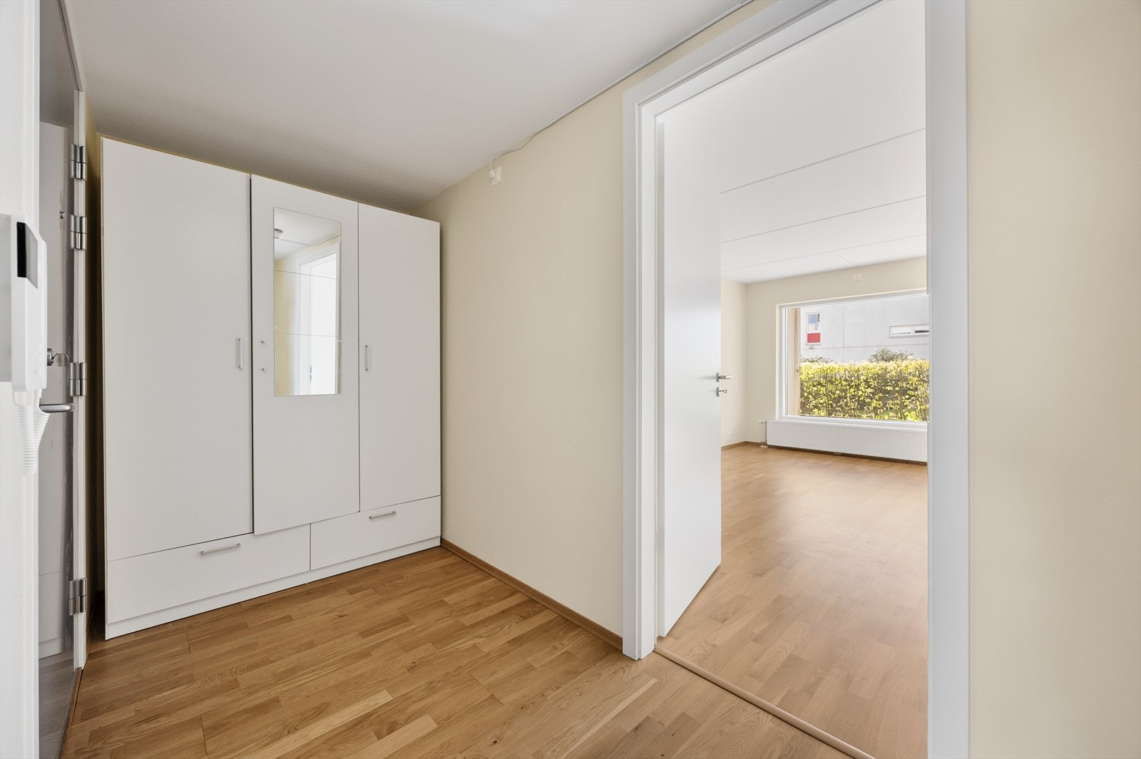 Fra entreen åpner leiligheten seg opp mot det sosiale allrommet. Galleribilde