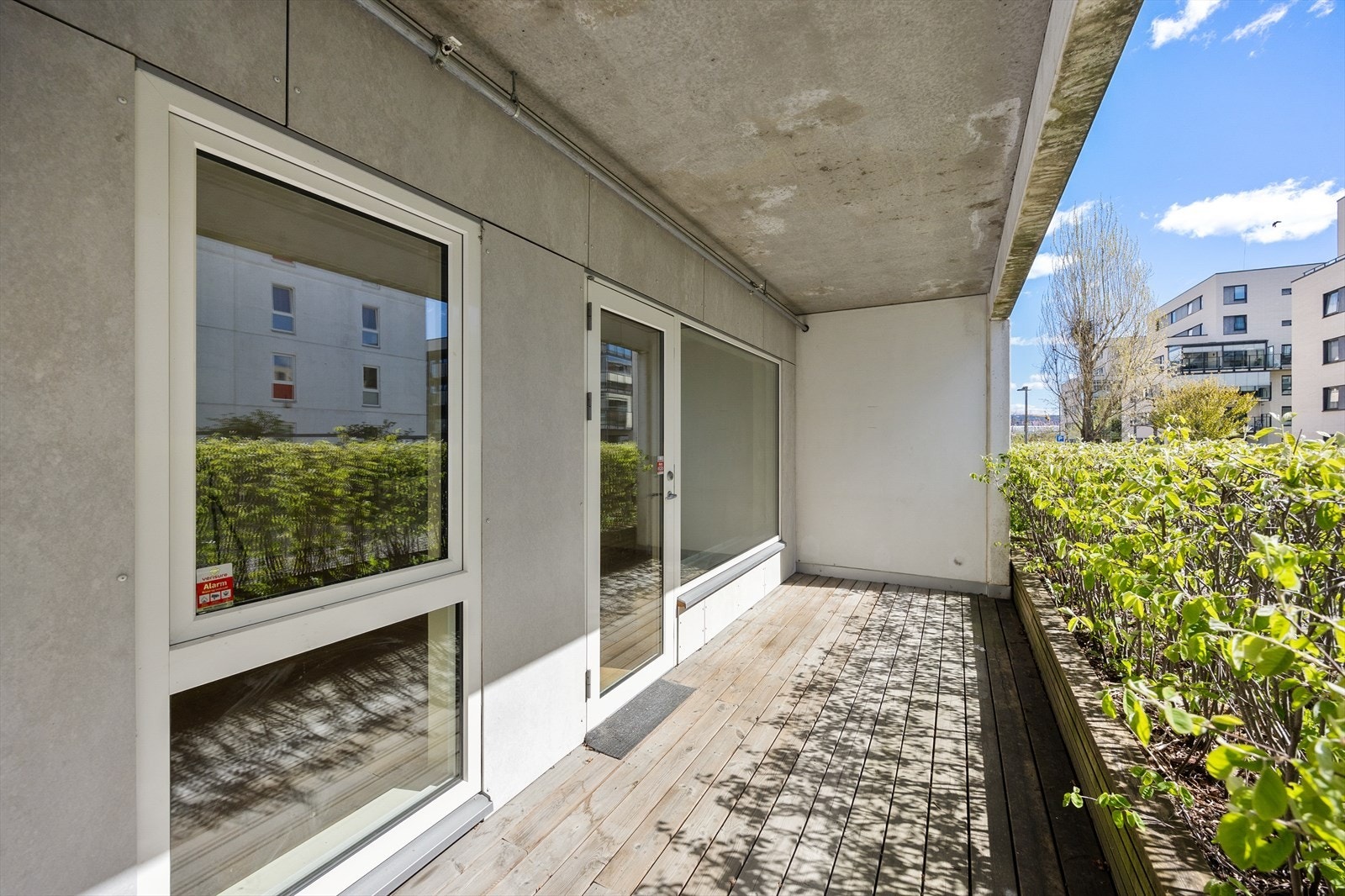 Terrassen er bygget i trekonstruksjon og er delvis overbygget. Galleribilde