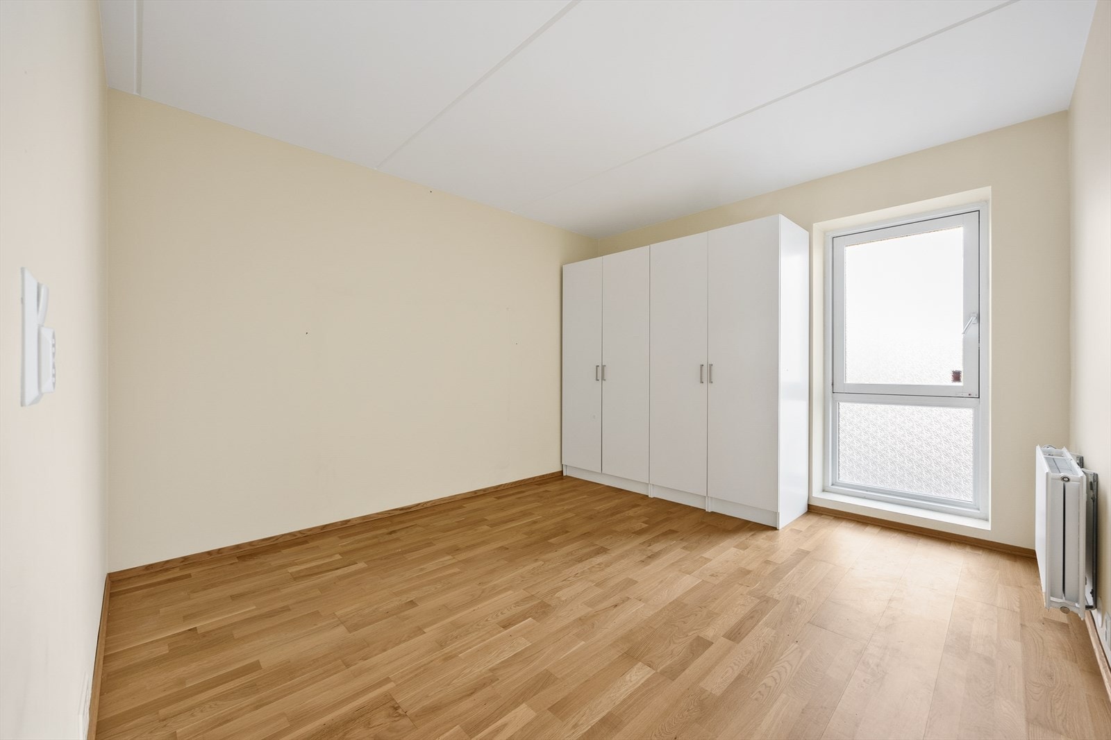 God plass til garderobeskap for effektiv oppbevaring. Galleribilde