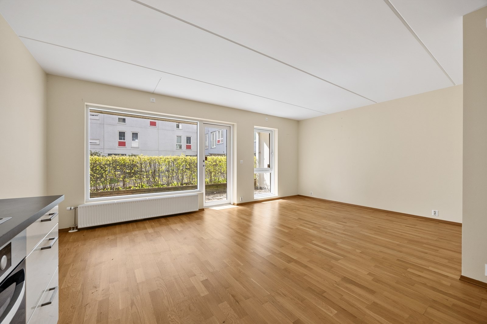 Vinduer med isolerglass fra byggeåret 2014 slipper inn dagslys. Galleribilde